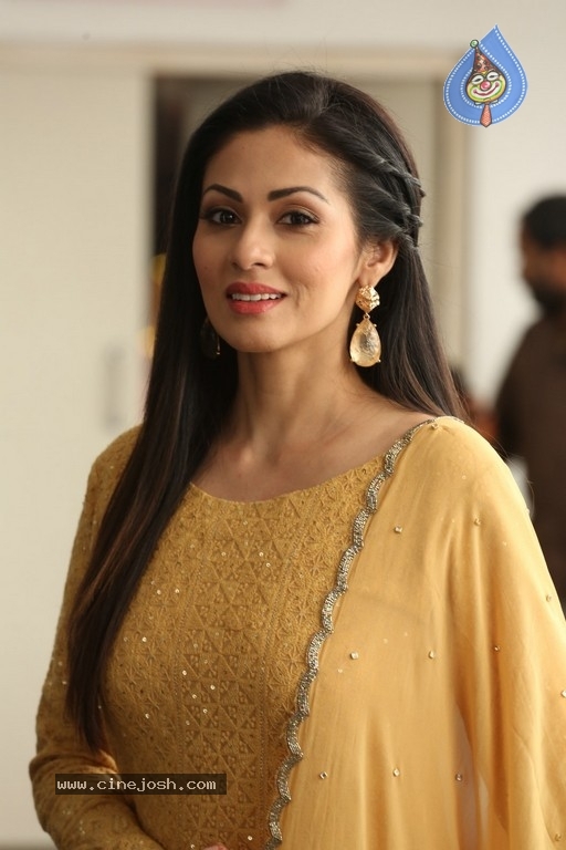 Sadha New Gallery - 12 / 20 photos