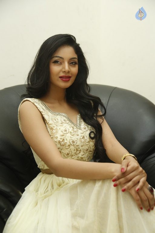 Sanam Shetty New Photos - 14 / 38 photos