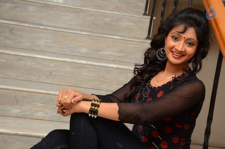 Sandeepthi Images - 17 / 56 photos