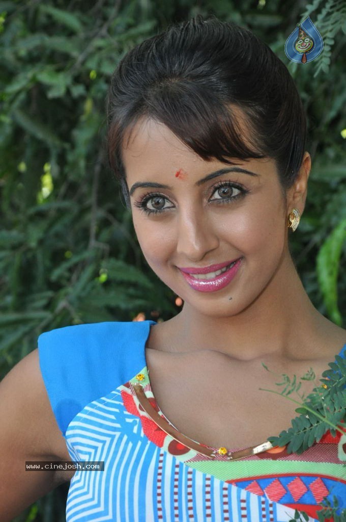 Sanjana New Hot Stills - 3 / 71 photos