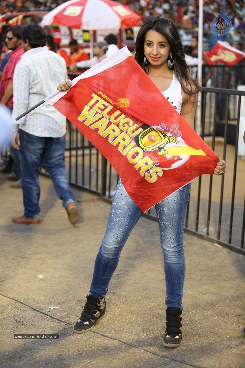 Sanjjanaa at CCL 5 Match - 12 / 37 photos