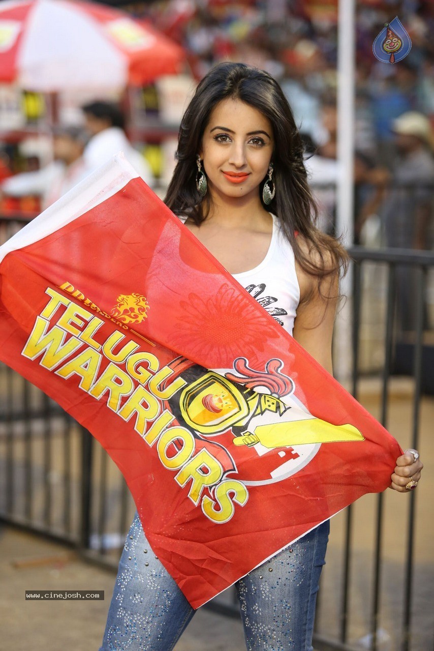 Sanjjanaa at CCL 5 Match - 17 / 37 photos