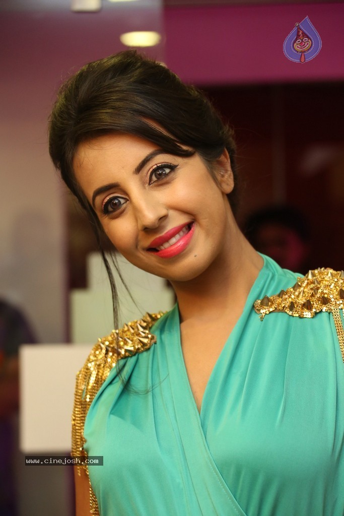 Sanjjanaa Galrani New Stills - 10 / 114 photos