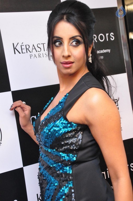 Sanjjanaa New Pics - 4 / 35 photos