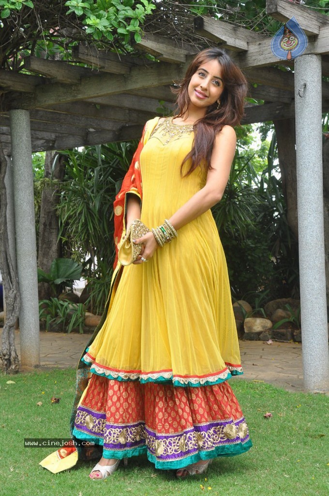 Sanjjanaa Photos - 16 / 46 photos