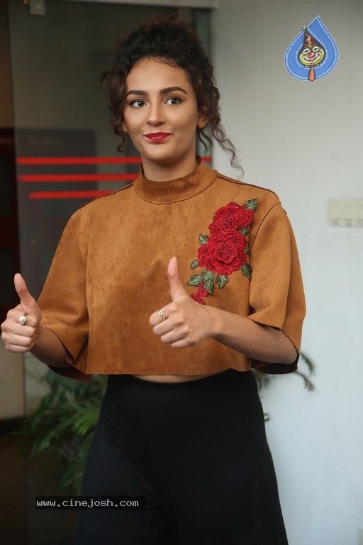 Seerat Kapoor at Raju Gari Gadhi 2 Press Meet - 18 / 30 photos