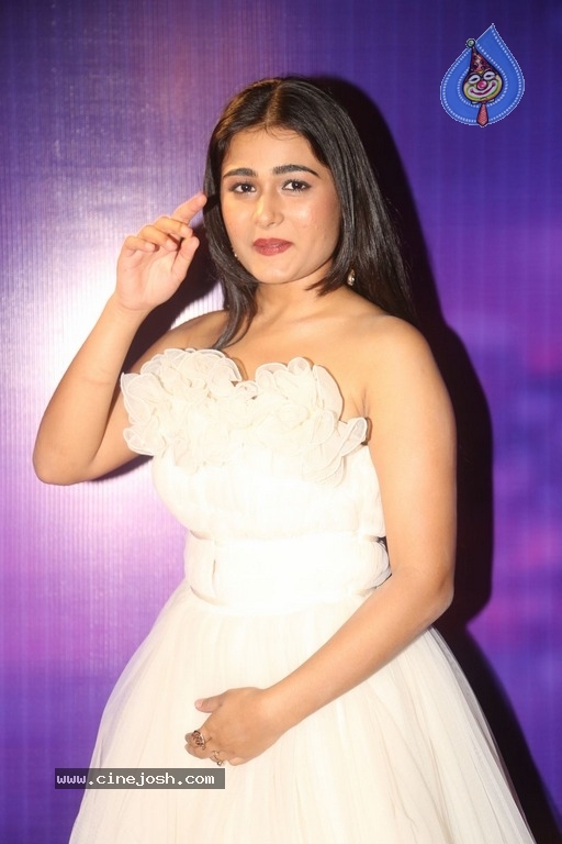 Shalini Pandey At Zee Apsara Awards - 1 / 9 photos