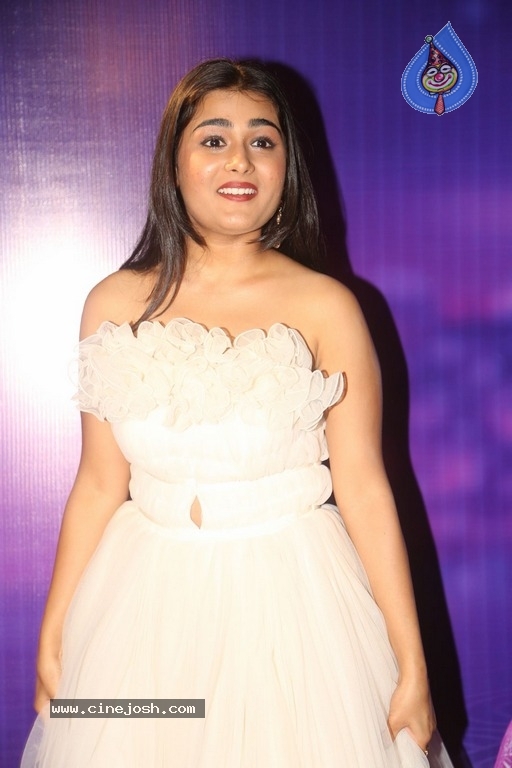 Shalini Pandey At Zee Apsara Awards - 5 / 9 photos