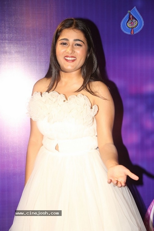 Shalini Pandey At Zee Apsara Awards - 7 / 9 photos