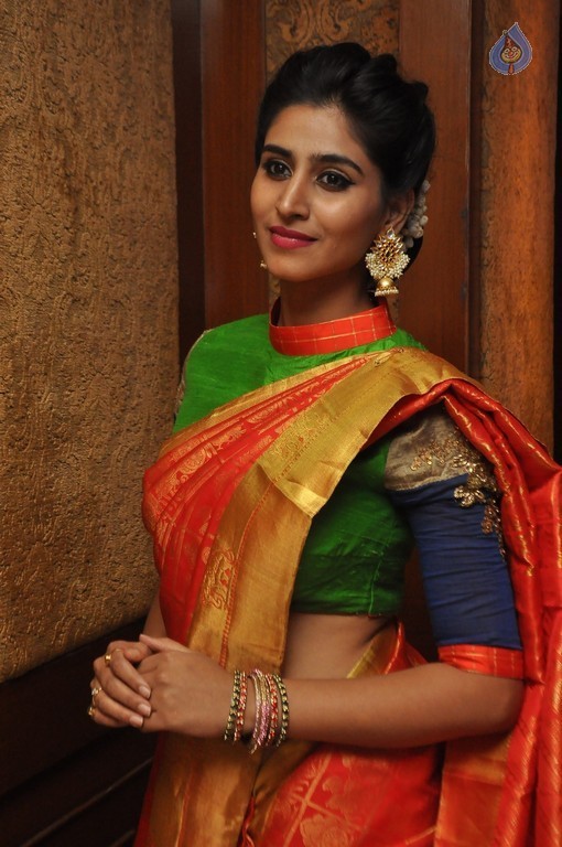 Shamili New Gallery - 4 / 19 photos