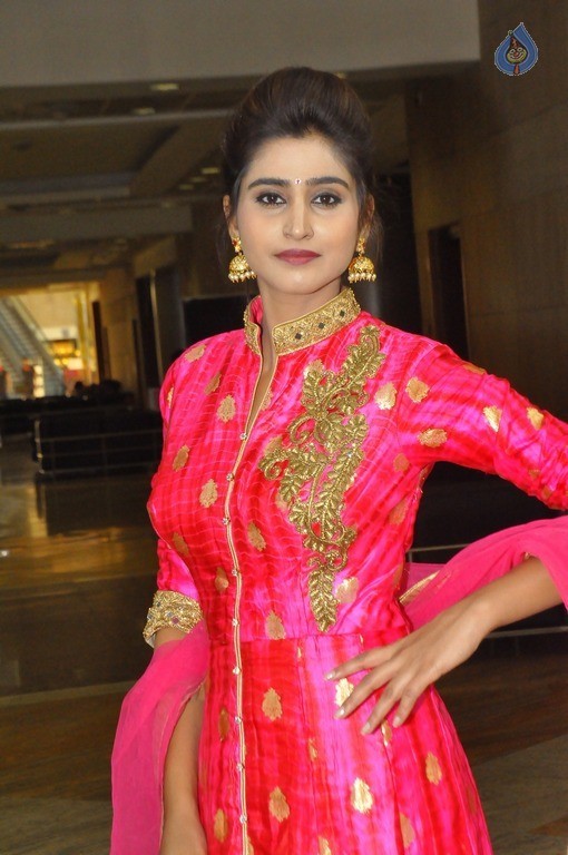 Shamili New Stills - 6 / 16 photos