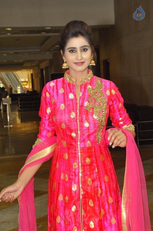 Shamili New Stills - 11 / 16 photos