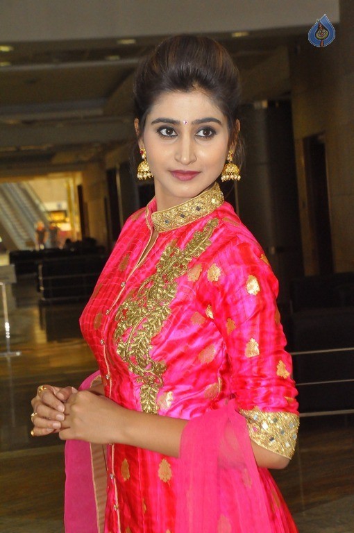 Shamili New Stills - 12 / 16 photos