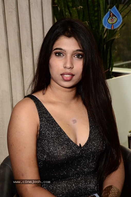 Sharon Sugatekar Images - 9 / 14 photos