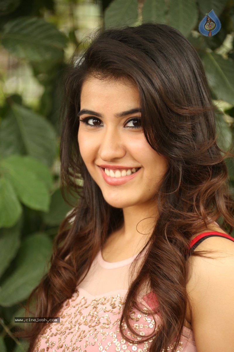 Sheena Bajaj Stills - 17 / 62 photos