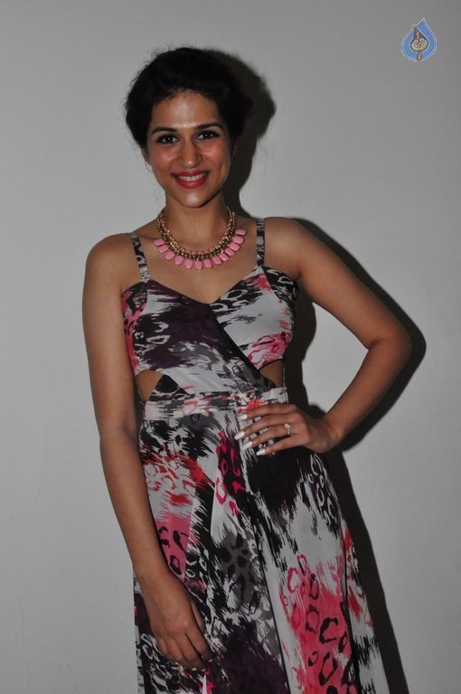 Shraddha Das New Pics - 10 / 38 photos