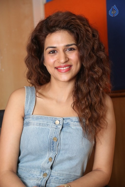 Shraddha Das New Pics - 4 / 39 photos