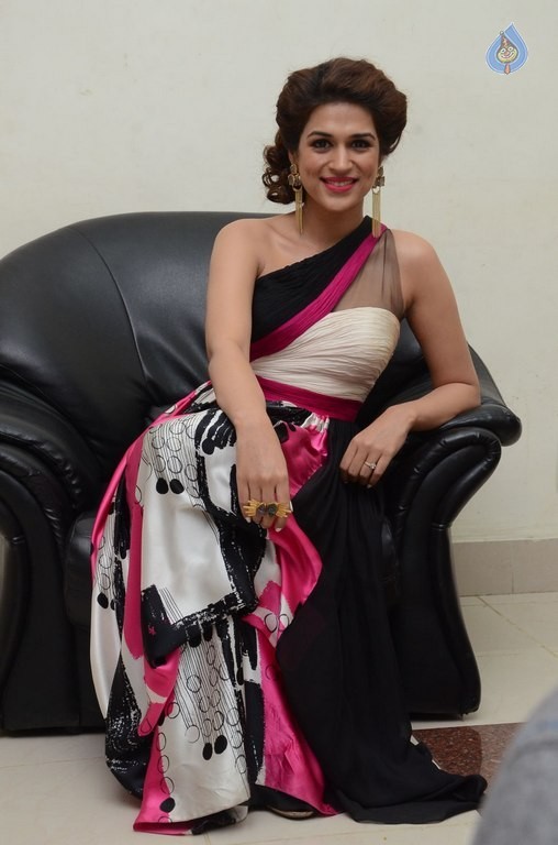 Shraddha Das New Pics - 12 / 42 photos