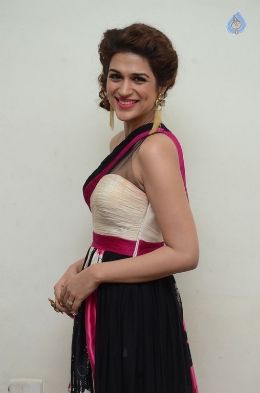 Shraddha Das New Pics - 19 / 42 photos