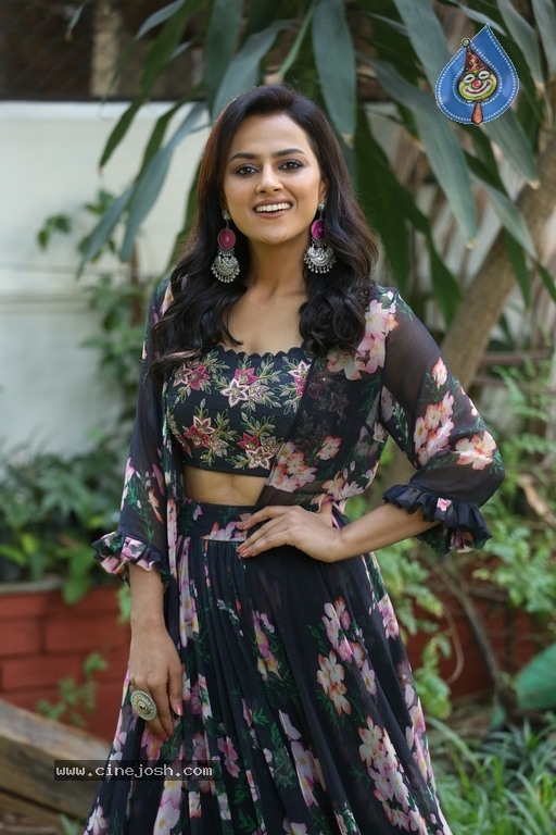 Shraddha Srinath Photos - 2 / 21 photos