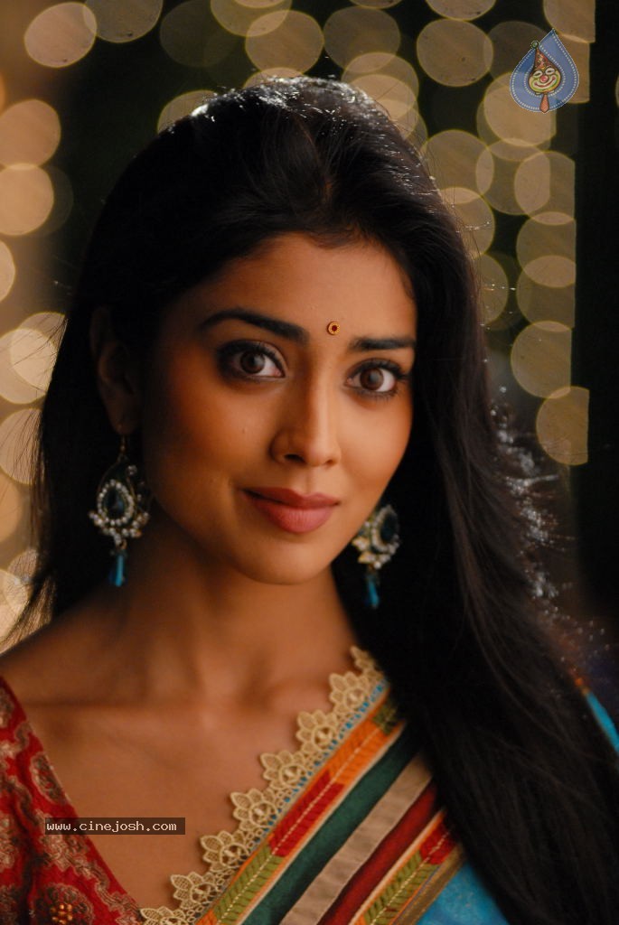 Shriya Hot Gallery - 10 / 75 photos