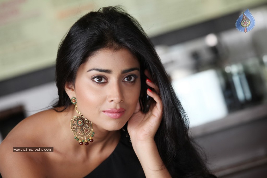 Shriya Hot Gallery - 4 / 23 photos