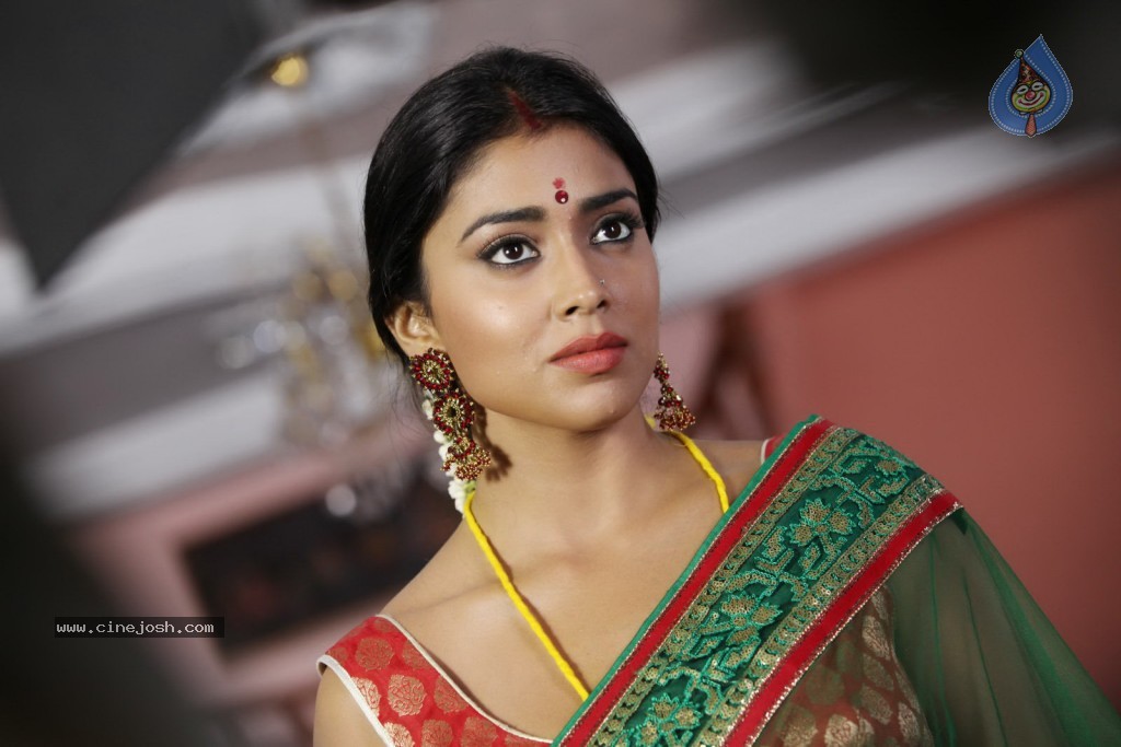 Shriya Hot Gallery - 12 / 23 photos