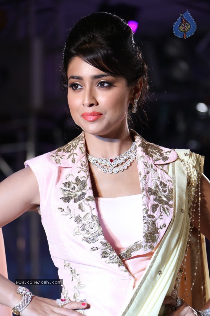 Shriya Latest Stills - 21 / 58 photos