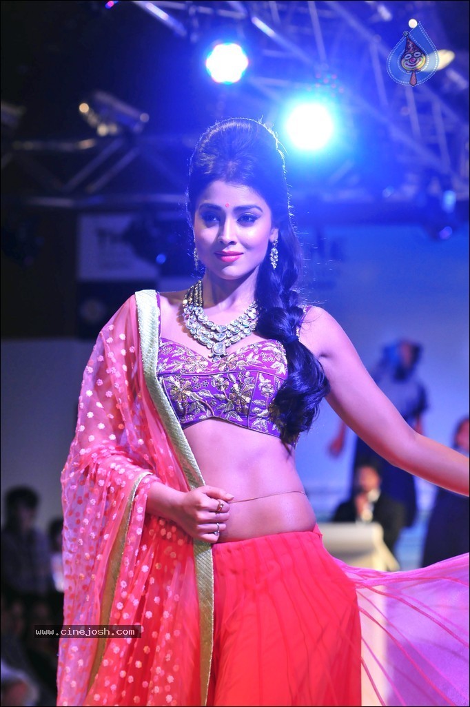 Shriya Ramp Walk Stills - 2 / 46 photos