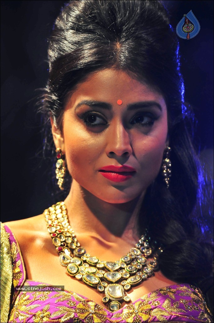 Shriya Ramp Walk Stills - 9 / 46 photos