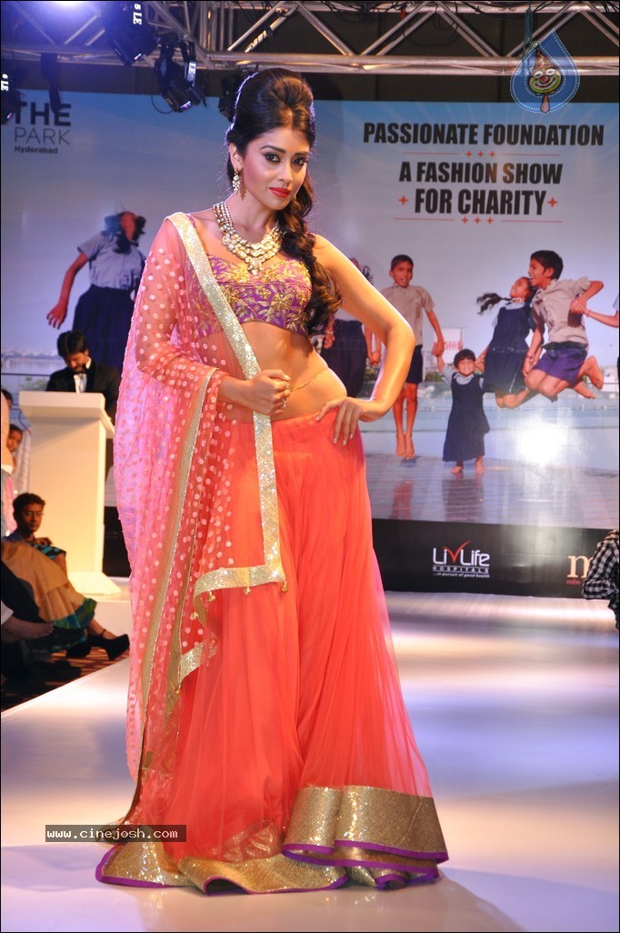 Shriya Ramp Walk Stills - 10 / 46 photos