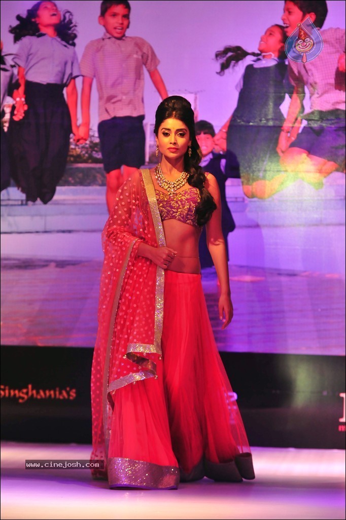 Shriya Ramp Walk Stills - 15 / 46 photos