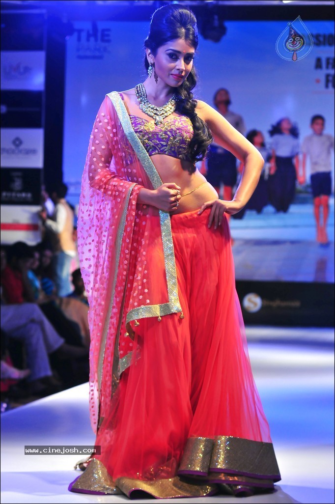 Shriya Ramp Walk Stills - 17 / 46 photos