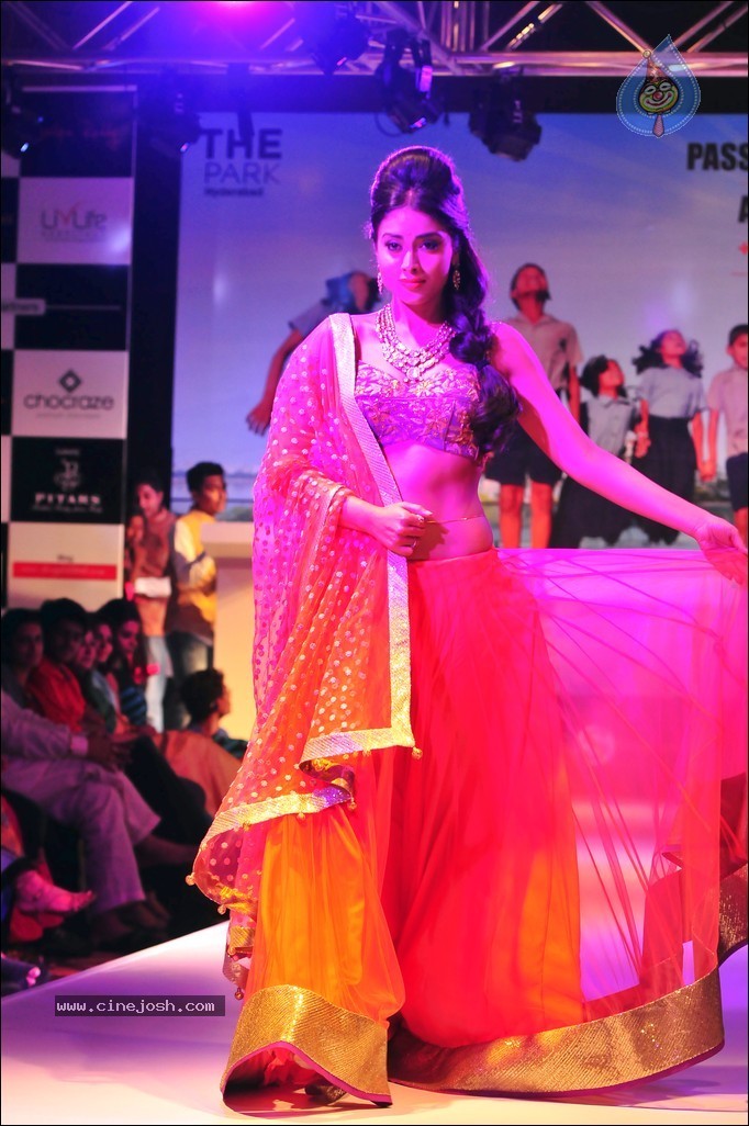 Shriya Ramp Walk Stills - 21 / 46 photos