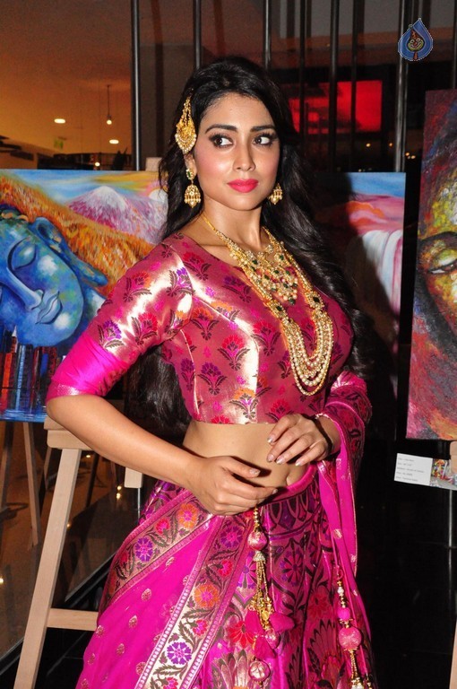 Shriya Saran New Pics - 9 / 42 photos