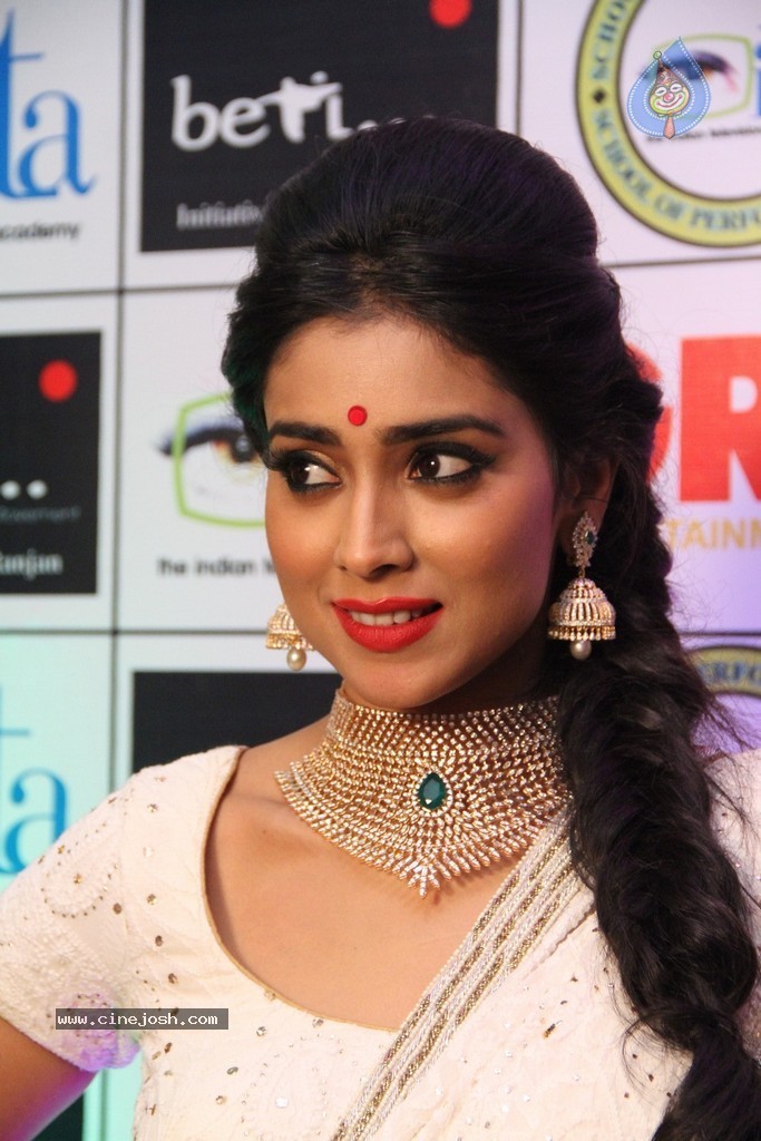 Shriya Saran Spicy Stills - 8 / 111 photos