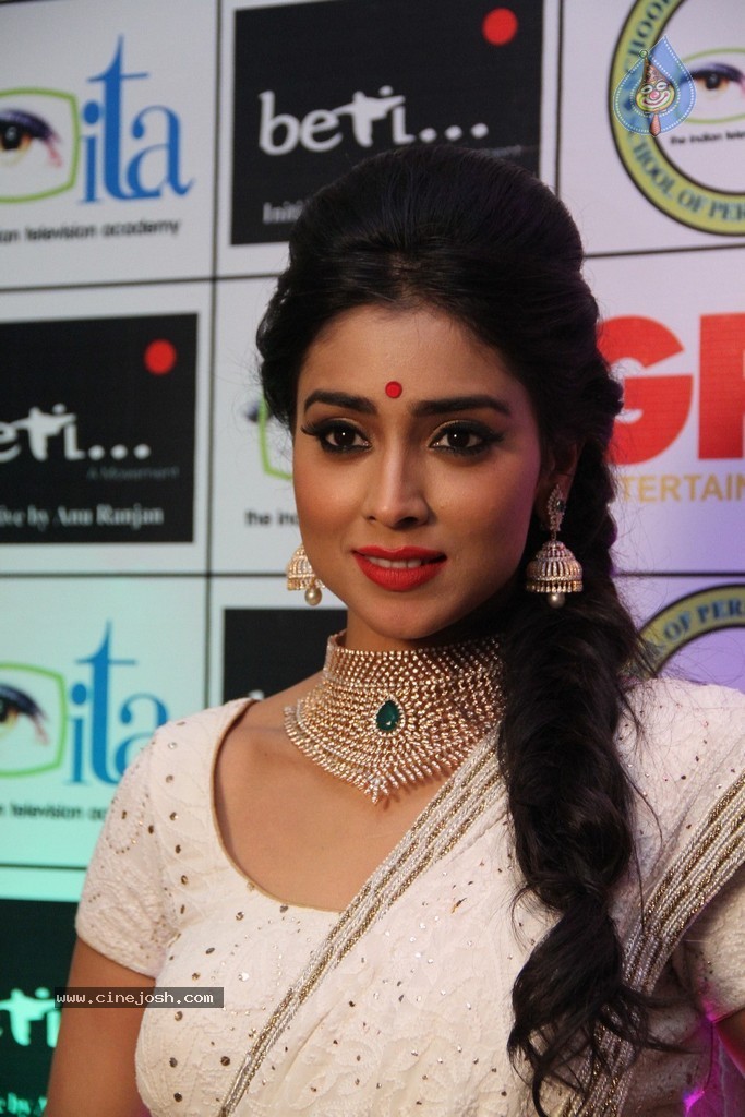 Shriya Saran Spicy Stills - 17 / 111 photos