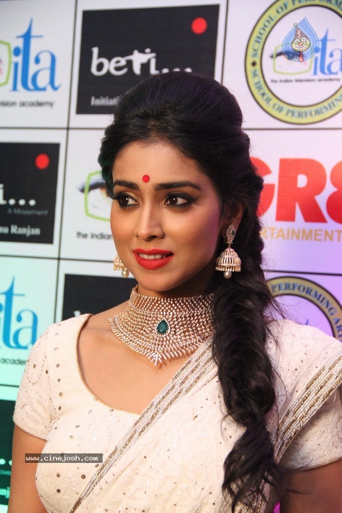 Shriya Saran Spicy Stills - 18 / 111 photos