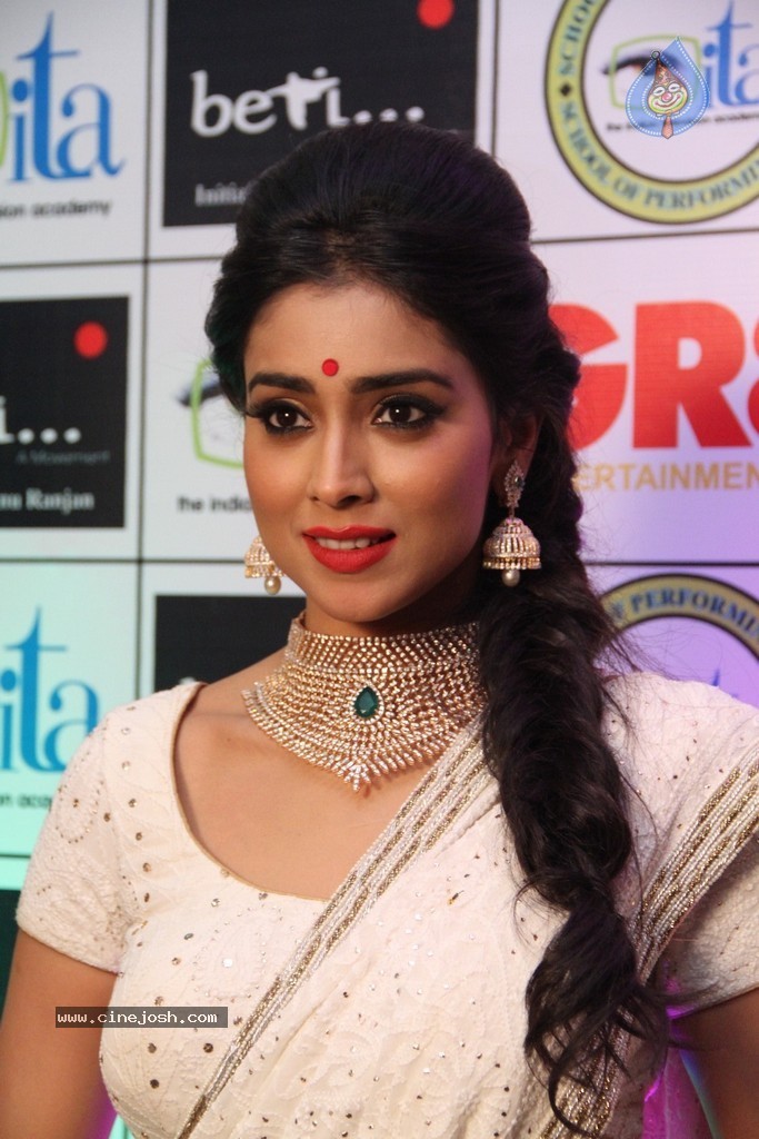 Shriya Saran Spicy Stills - 21 / 111 photos