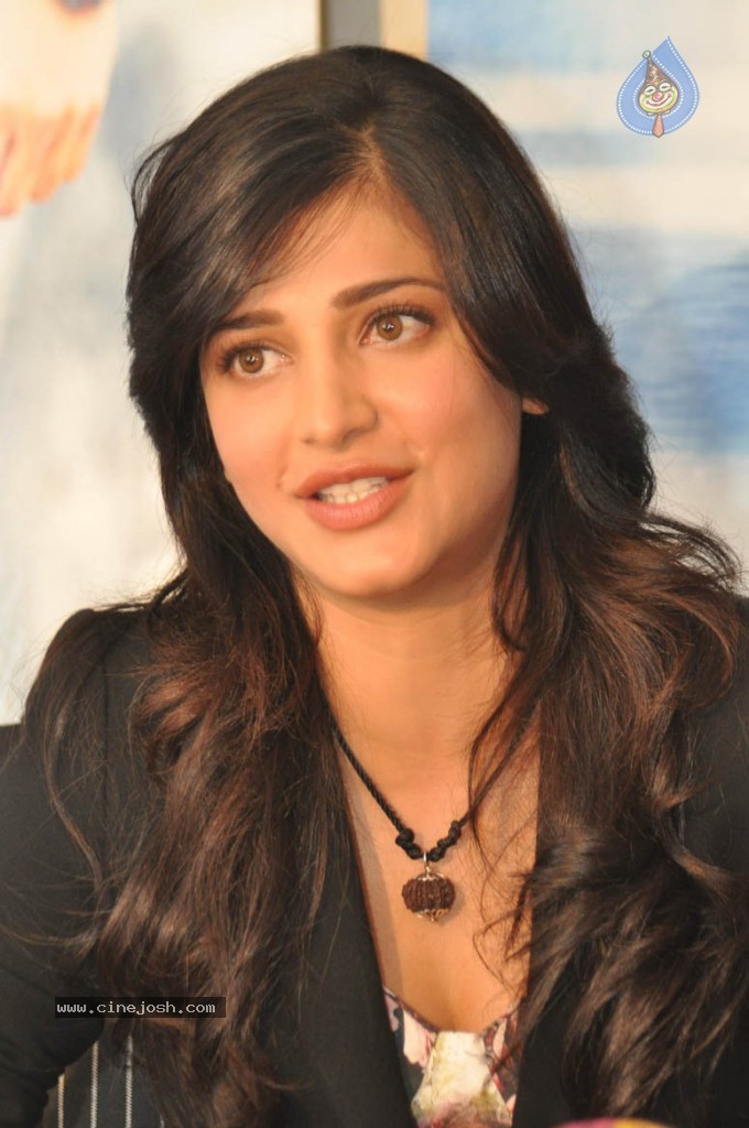 Shruthi Hassan New Stills - 4 / 78 photos