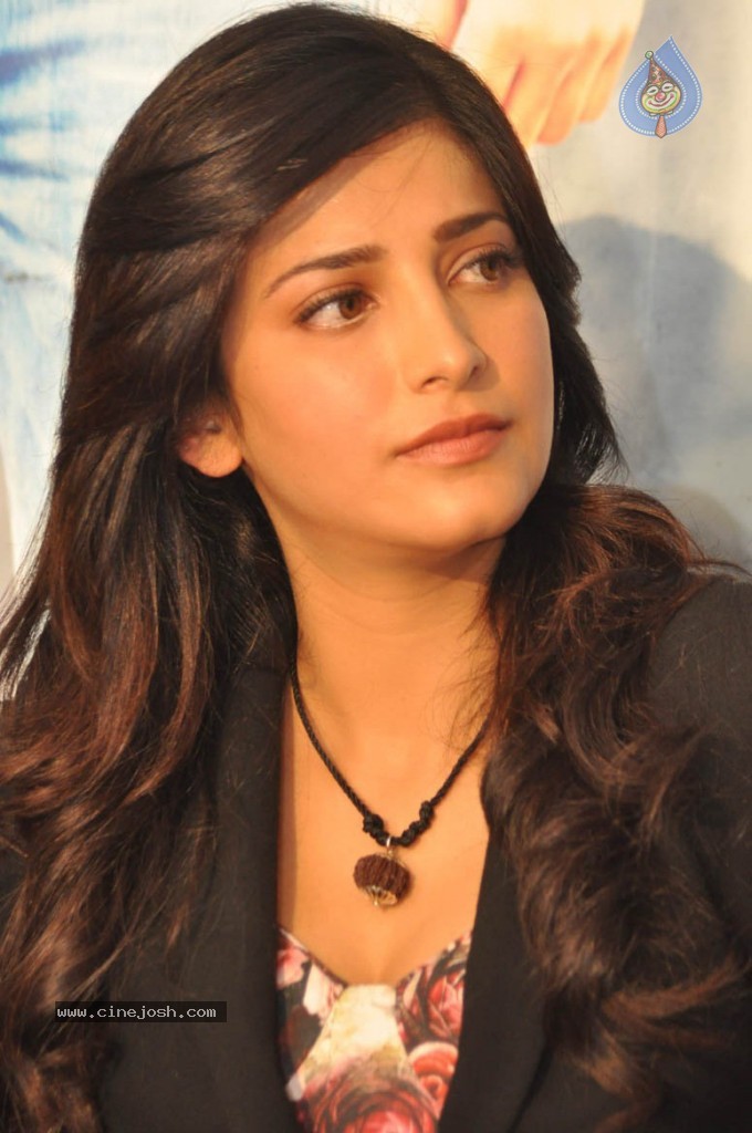 Shruthi Hassan New Stills - 9 / 78 photos