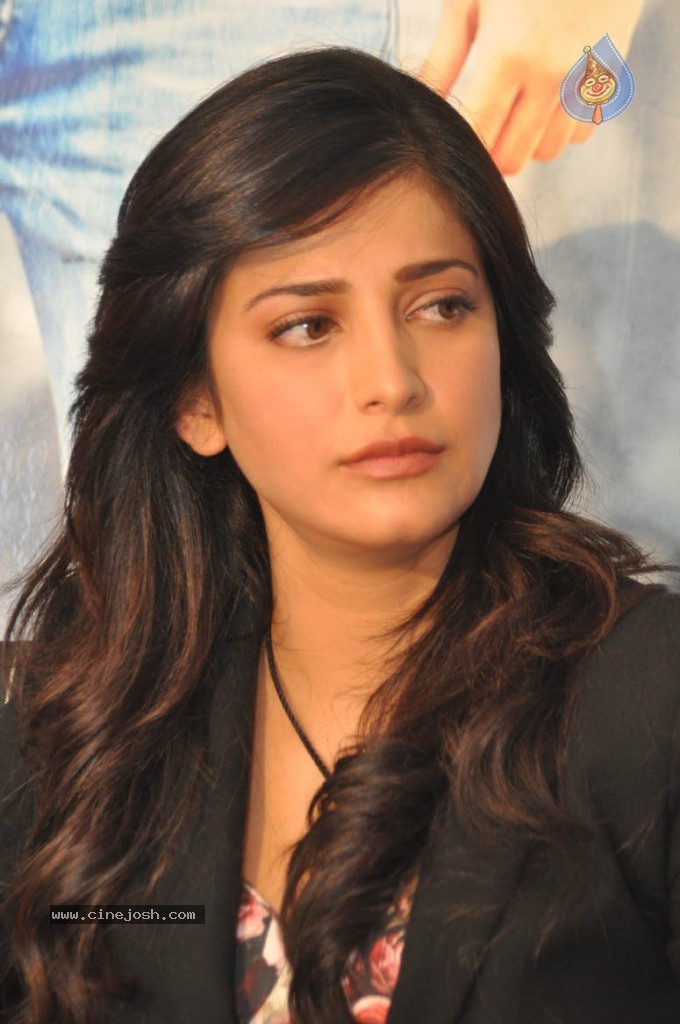 Shruthi Hassan New Stills - 11 / 78 photos