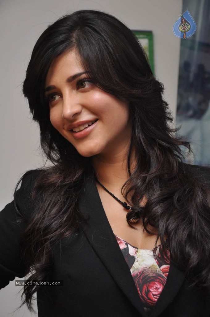 Shruthi Hassan New Stills - 14 / 78 photos