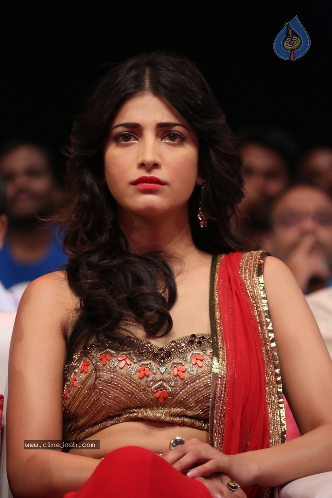 Shruti Haasan at Pooja Audio Launch - 5 / 152 photos