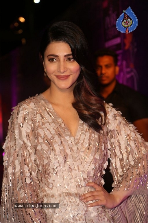 Shruti Haasan at Zee Apsara Awards - 10 / 42 photos