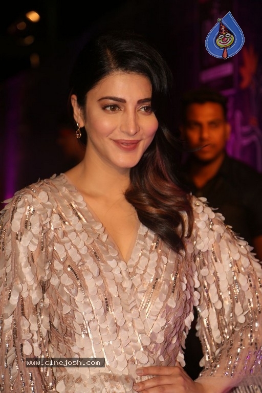 Shruti Haasan at Zee Apsara Awards - 14 / 42 photos