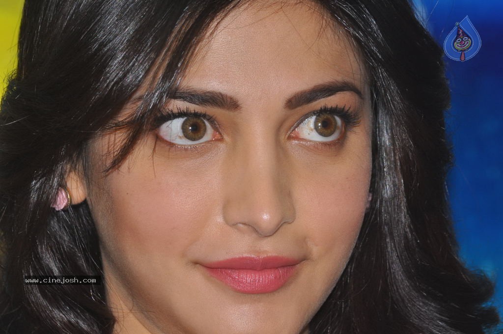 Shruti Haasan Latest Stills - 19 / 144 photos