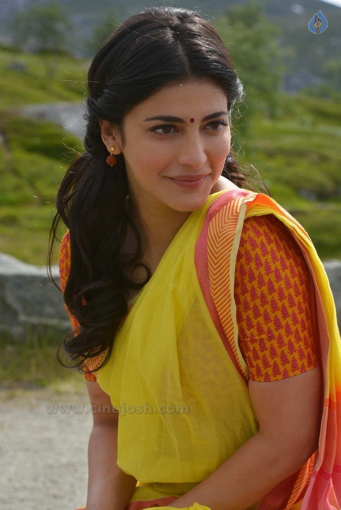 Shruti Haasan New Stills - 5 / 30 photos