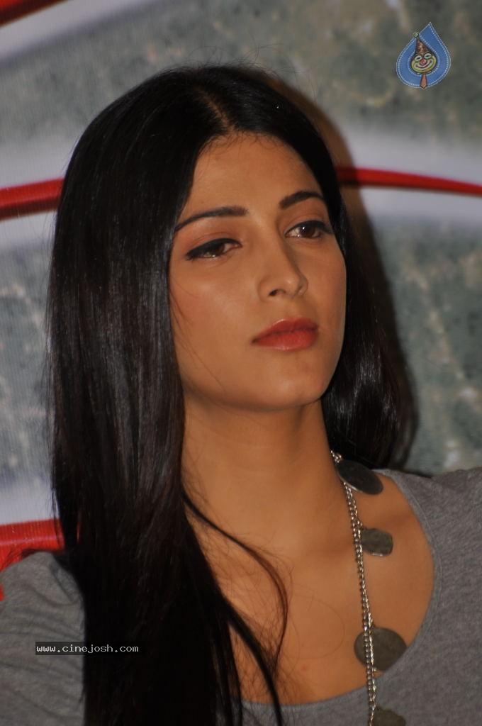 Shruti Hassan Latest Pics - 2 / 27 photos