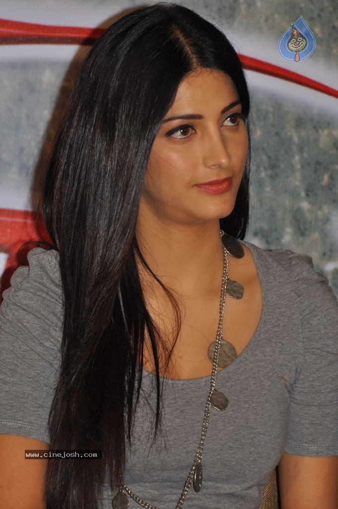 Shruti Hassan Latest Pics - 12 / 27 photos